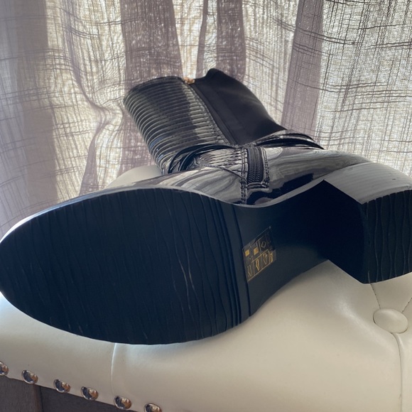 Beautiful patent leather boots - Picture 4 of 6